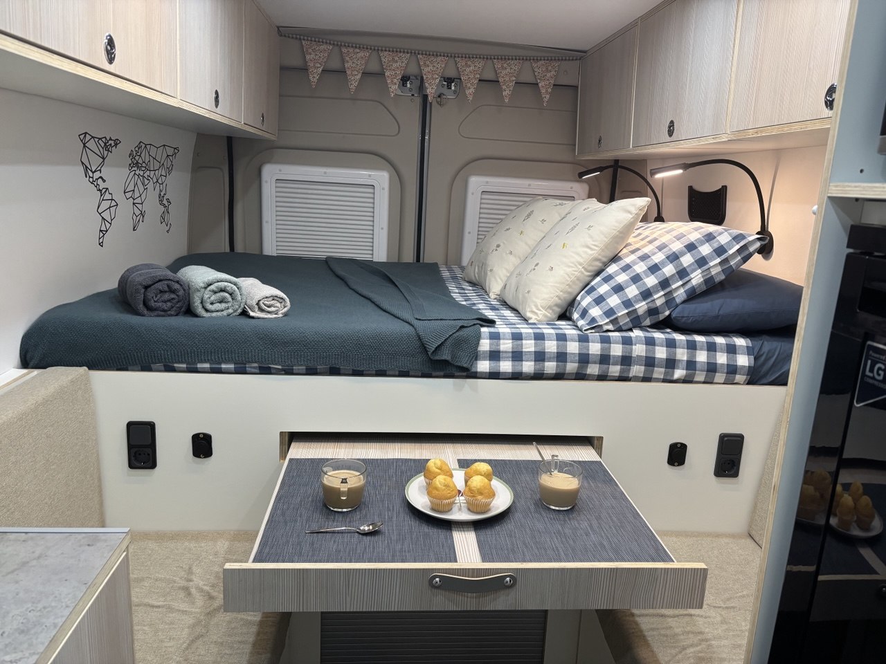 Mesa extraíble desplegada con desayuno servido junto a la cama