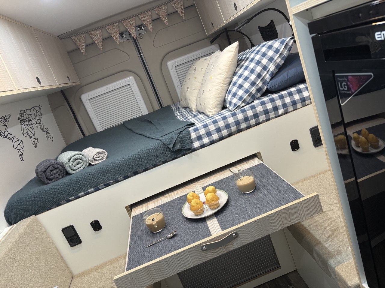 Desayuno servido sobre la mesa extraíble junto a la cama de La Fitti