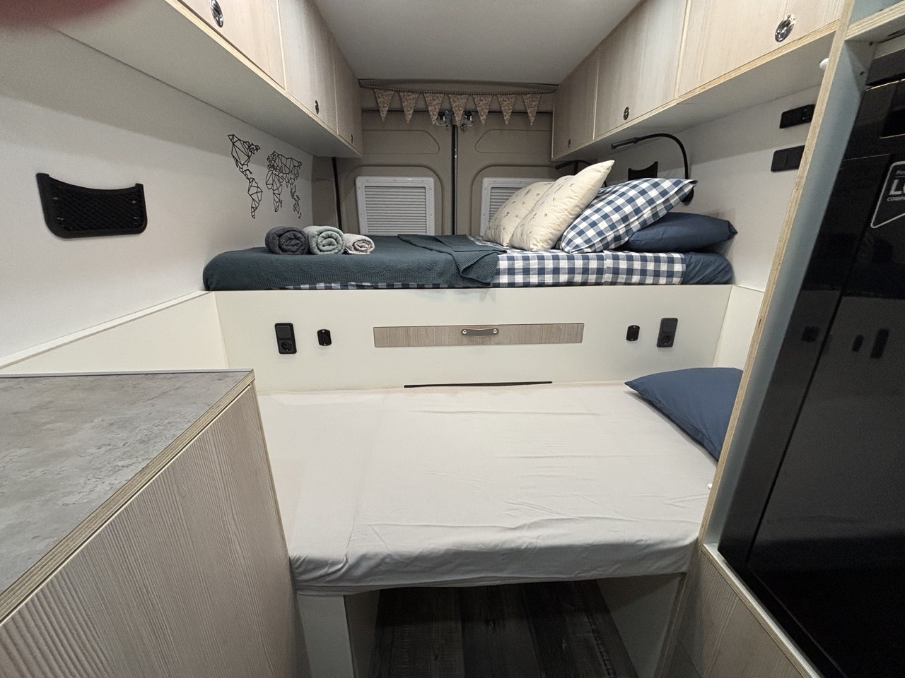 Interior de La Fitti con la mesa guardada bajo la cama